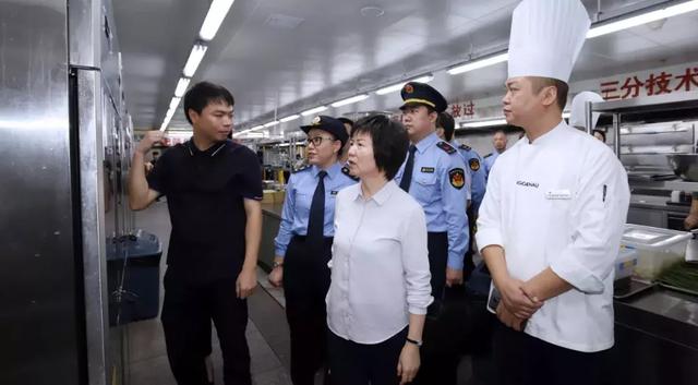 嘉定区副区长陆祖芳带队开展国庆节前食品安全检查