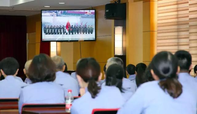 嘉定区市场监管局组织集中收看中华人民共和国成立70周年大会及阅兵式实况转播